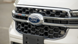 Ford Everest Titanium 4x2 thêm tính năng + 40 triệu đồng