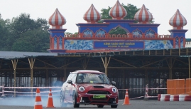 Dân chơi Saigon đốt lốp trên sân đua Auto Gymkhana