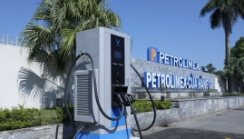 VinFast mở rộng trạm sạc xe điện khắp cây xăng Petrolimex