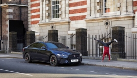 Jaguar XF hút gái trẻ khỏe rượt đuổi li kì trong quảng cáo phim 007