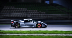 Sốc khi đua thử bằng xe Porsche “điện”