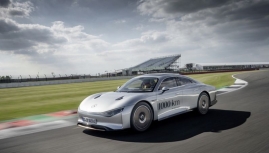 Mercedes-Benz Vision EQXX lập kỷ lục chạy 1.202 km một lần sạc