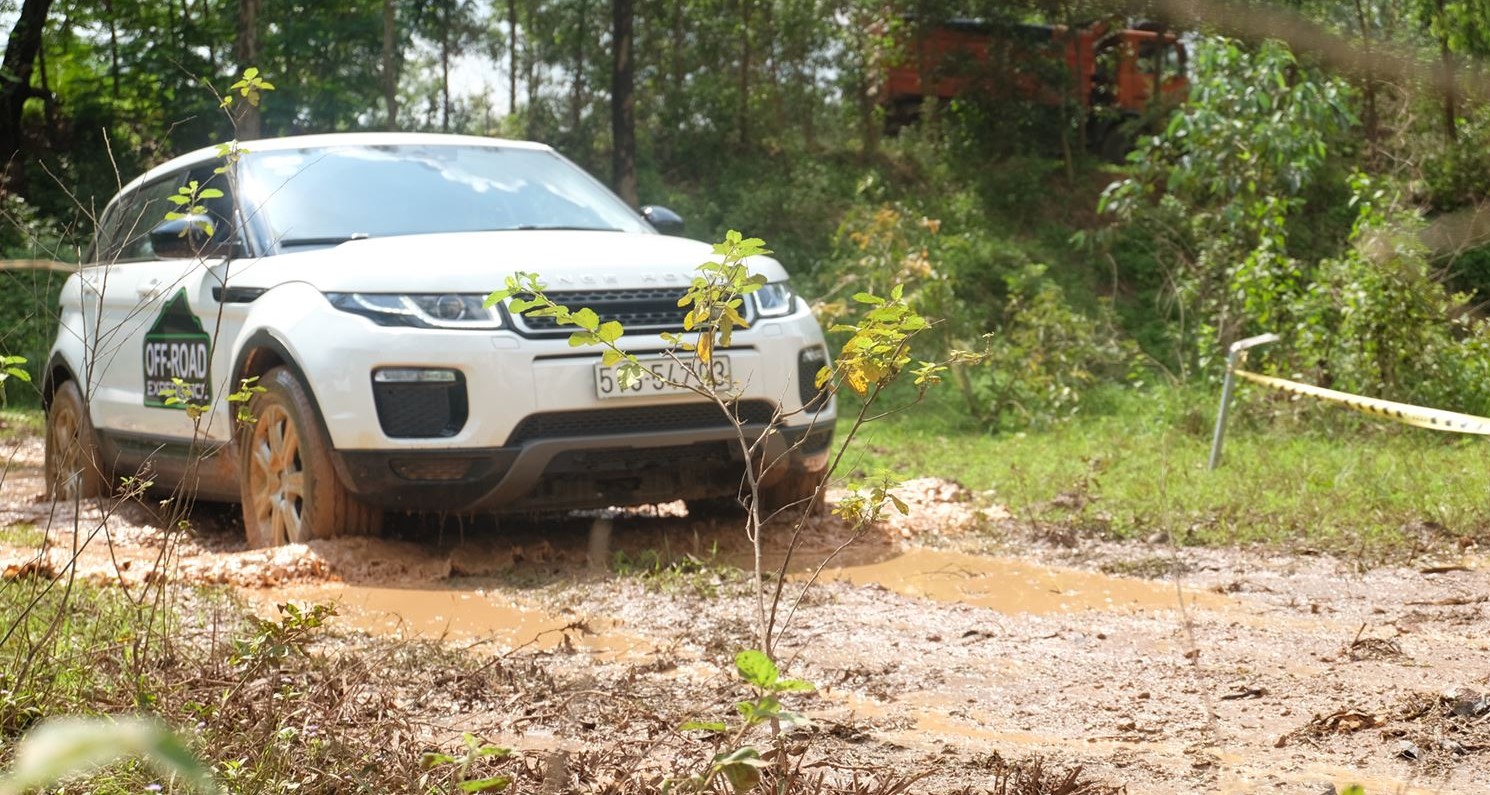 Thưởng thức kiểu Off-Road quý tộc của Land Rover - YOUDRIVE.VN